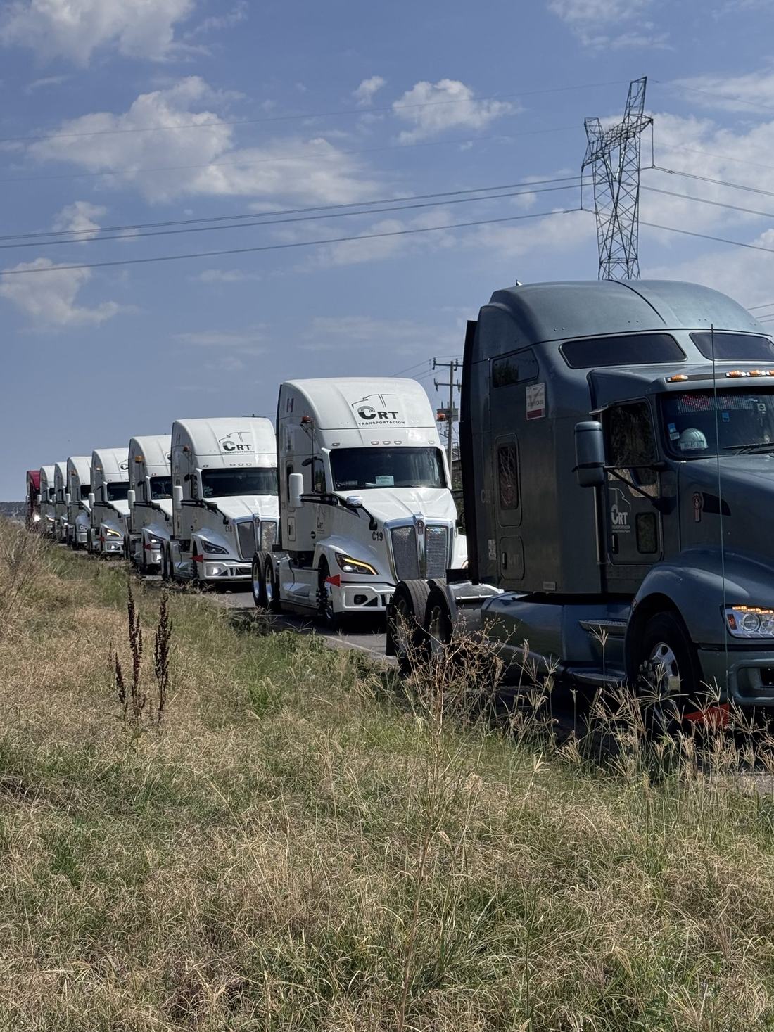 Flota de tractocamiones CRT formada en ruta