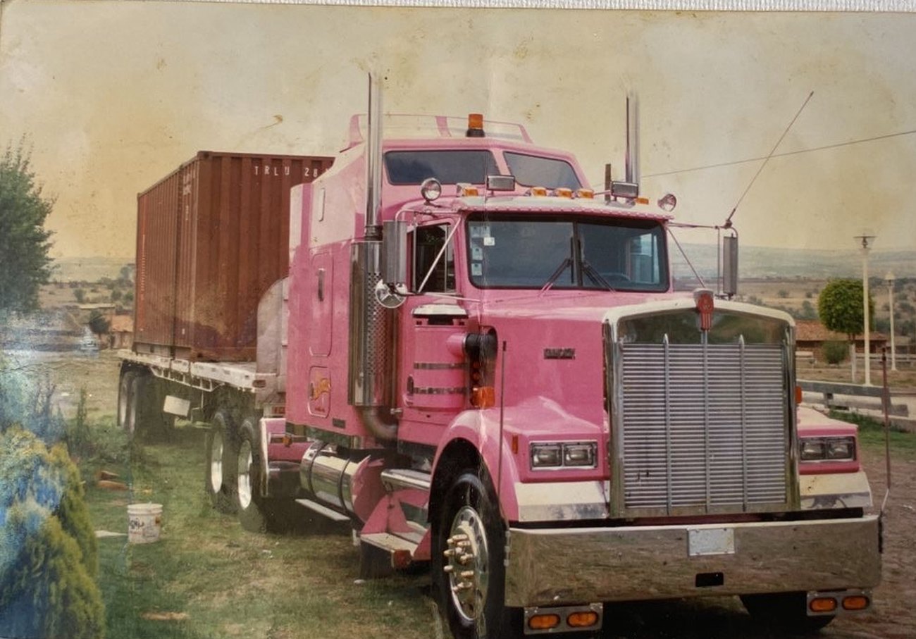 El tractocamión rosita de CRT en 1992, jalando un contenedor sobre plataforma