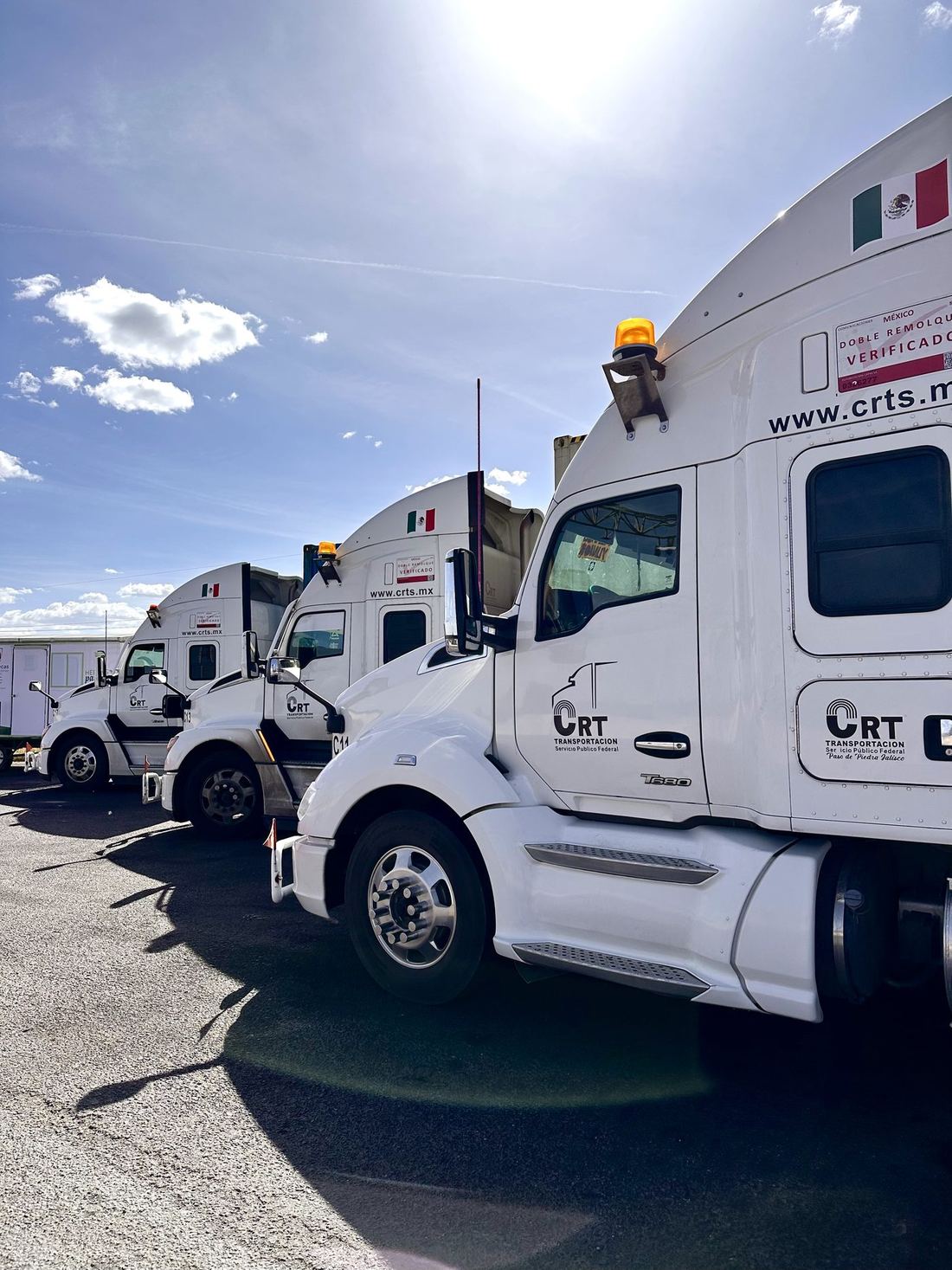 Patio de operaciones de CRT Transportación con tractocamiones formados