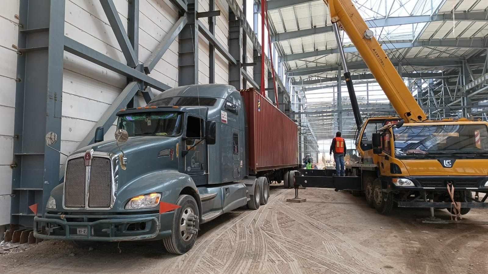 Maniobra de carga sobre plataforma en nave industrial