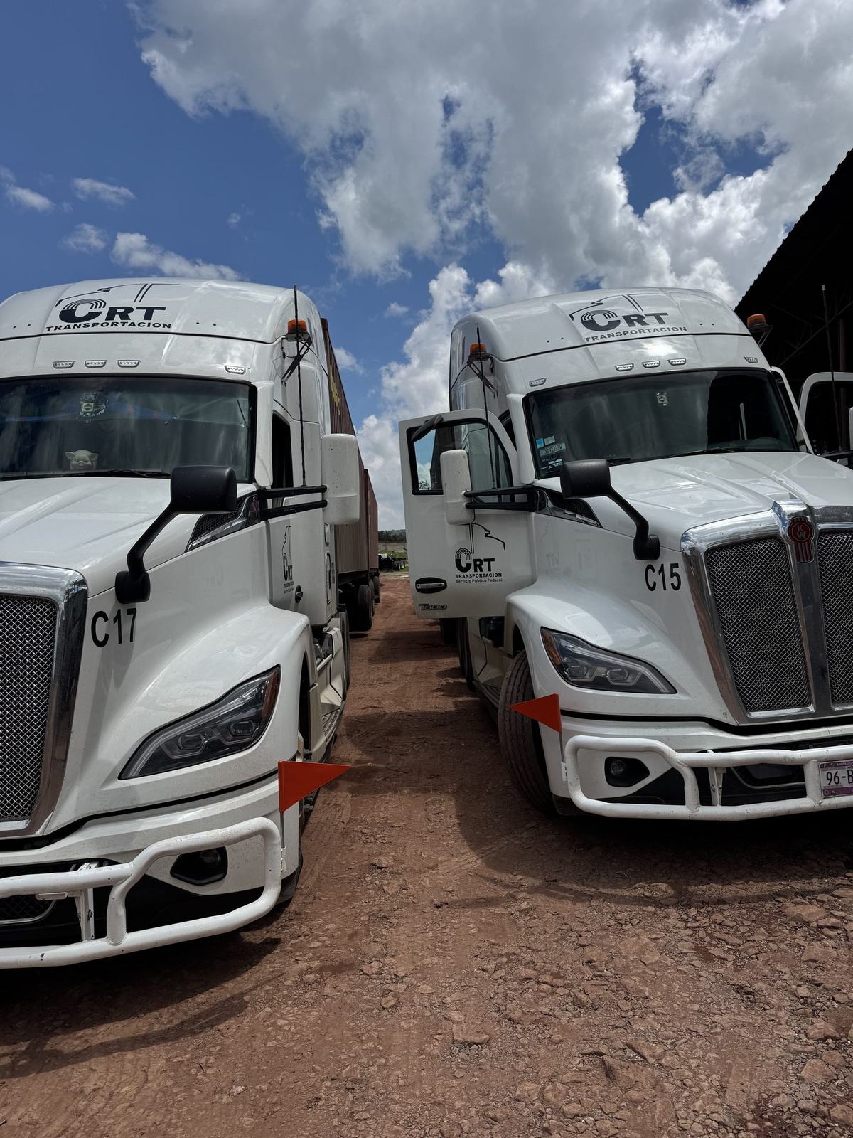 Tractocamiones Kenworth de reciente modelo de la flota CRT