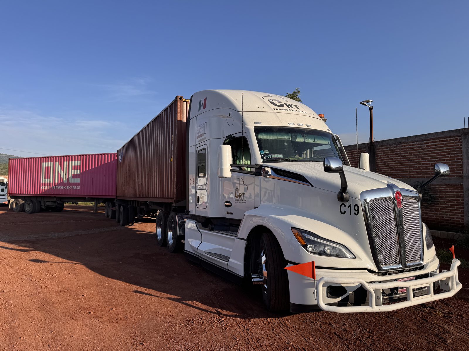 Tractocamión CRT Transportación con contenedores de importación en carretera